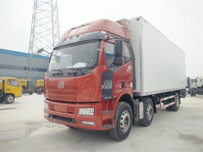 解放JH6小三軸(7.7米）冷藏車（國(guó)六